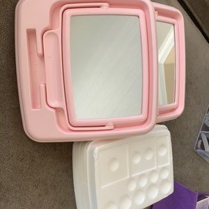 Mirrors for makeup with disposable trays